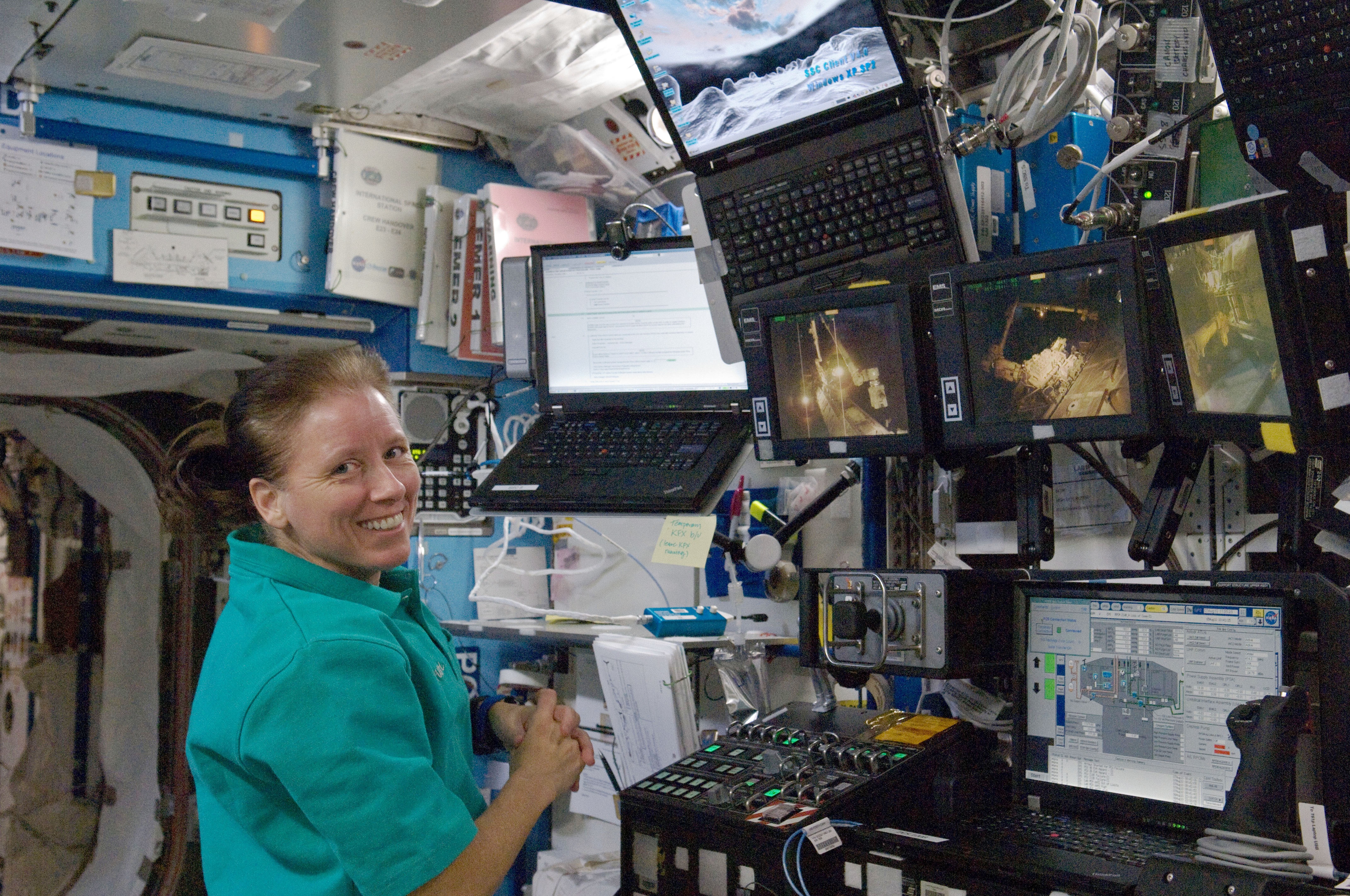 Какой интернет в космосе. Кабина МКС. THINKPAD на МКС. Ноутбуки на МКС. Компьютеры на МКС.